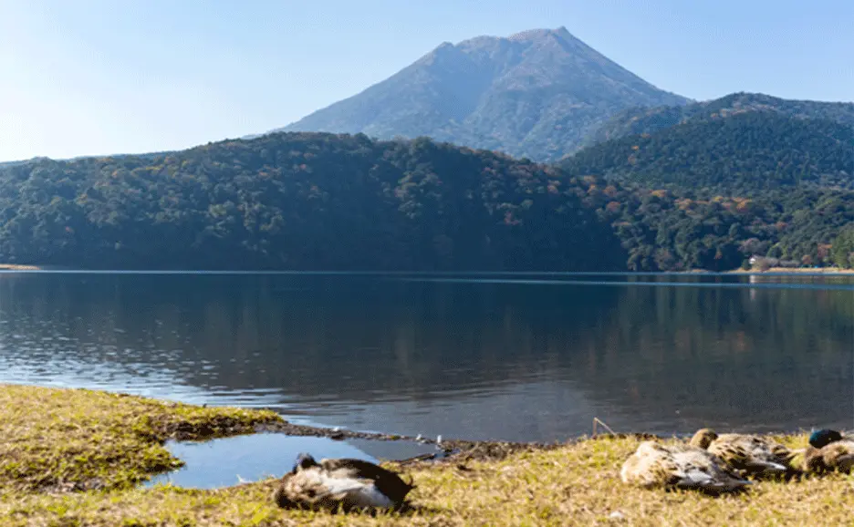 霧島の山と湖の風景